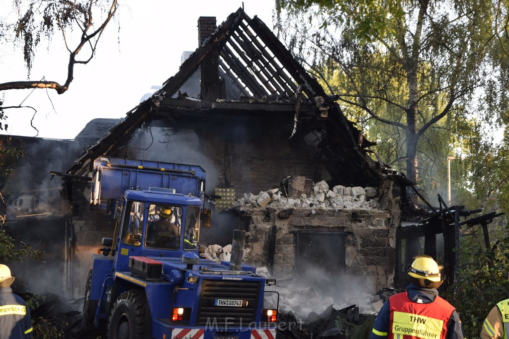 Grossfeuer Einfamilienhaus Siegburg Muehlengrabenstr P0982.JPG - Miklos Laubert